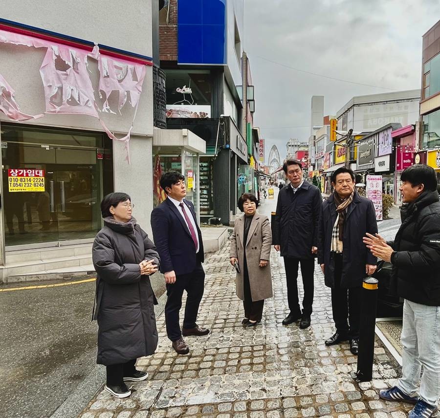 이선희 위원장과 이칠구 의원 등 경상북도의회 기획경제위원회 포항시 중앙상가 현지확인 모습/경북도의회