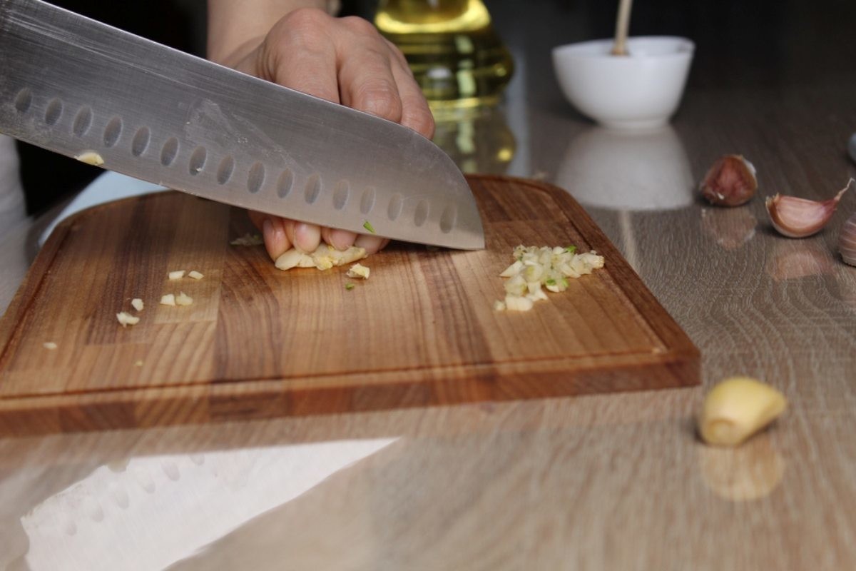 마늘 써는 모습 / Lya Nevada-shutterstock.com