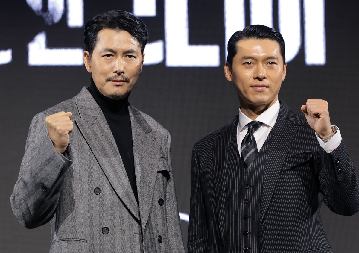 배우 정우성과 현빈이 지난 15일 서울 강남구 그랜드 인터컨티넨탈 파르나스에서 진행된 디즈니+ 오리지널 시리즈 '메이드 인 코리아' 제작발표회에 참석해 포즈를 취하고 있다. / 뉴스1