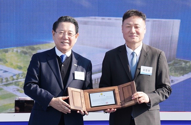 김영록 전라남도지사가 15일 장성 남면에서 열린 ‘전남 1호 데이터센터, 장성 파인데이터센터 착공식’에 참석해 유공자에게 감사패를 수여한 뒤 기념촬영을 하고 있다.