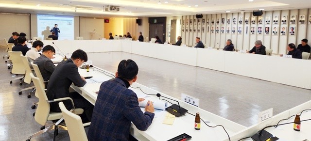 김영문 문화경제부시장이 15일 오전 시청 중회의실에서 열린 복합쇼핑몰 상권영향평가 연구용역 최종 보고회에 참석해 연구용역 결과를 청취하고 있다. /광주광역시 제공