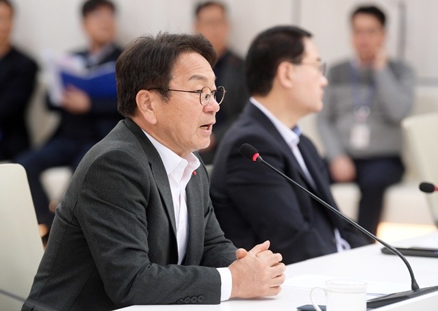 강기정 광주광역시장이 15일 오전 시청 중회의실에서 열린 공공기관장 회의에 참석해 안전점검 등을 지시하고 있다. /광주광역시 제공