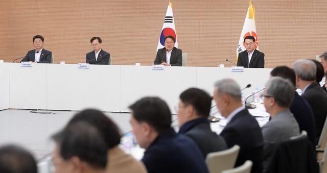 강기정 광주광역시장이 15일 오전 시청 중회의실에서 열린 공공기관장 회의에 참석해 안전점검 등을 지시하고 있다. /광주광역시 제공