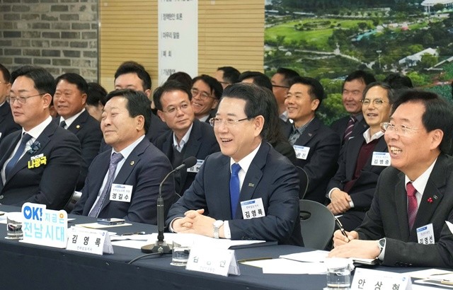 김영록 전라남도지사가 15일 무안 승달문화예술회관에서 열린 ‘무안군 정책비전 투어’행사에 참석해 인사말을 하고 있다.