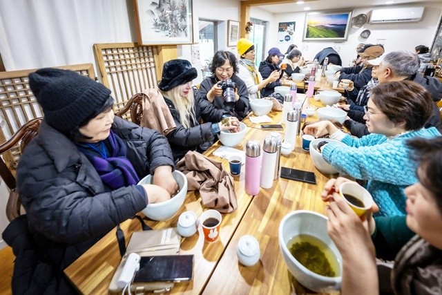 다올재에서 녹차 훈증 체험을 마친 참가자들이 따뜻한 힐링의 시간을 보내고 있다
