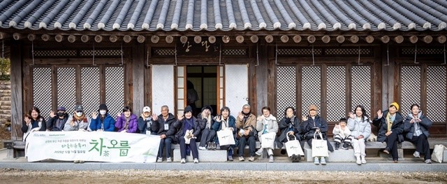 프로그램을 마친 참가자들이 단체 기념촬영을 하고 있다