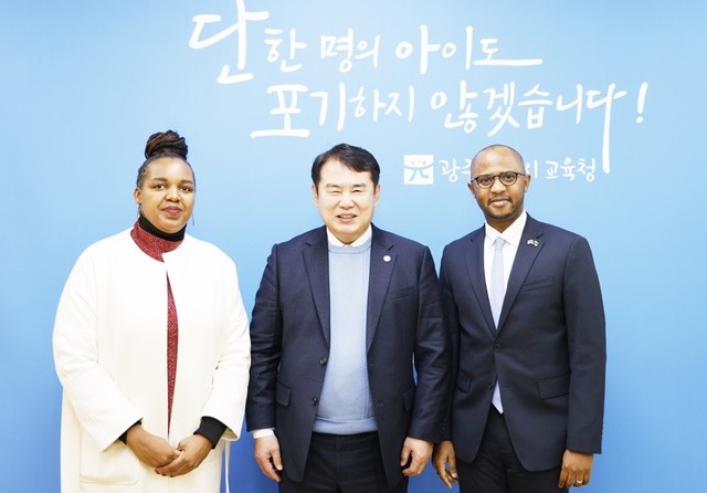 이정선 광주시교육감이 15일 교육감실에서 탄자니아대사관 토골라니 에드리스 마부라(Togolani Edriss Mavura) 대사 (왼쪽 3번째), 데보라 무크웬다(탄자니아대사관 홍보담당관, 왼쪽 1번째)와 기념사진을 촬영하고 있다. / 광주시교육청 제공