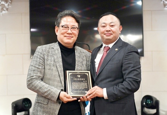 더불어민주당 문상필 부대변인(왼쪽) ‘자랑스러운 호남인상’ 선정