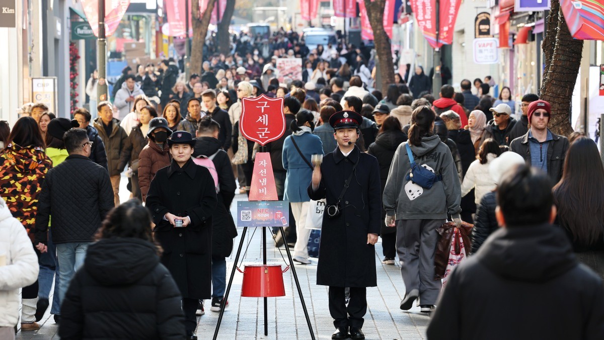 서울 명동거리가 연말 분위기를 반끽하는 시민과 관광객들로 북적이고 있다 / 뉴스1