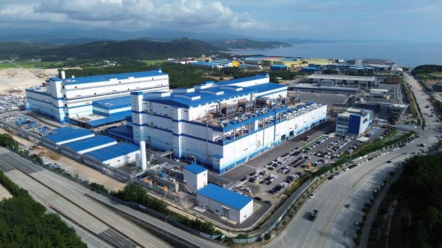 포항 영일만 4산단에 위치한 포스코퓨처엠 포항 양극재 공장 전경. 포스코퓨처엠은 기존 포항 양극재 공장 생산라인 일부를 LFP 생산라인으로 개조해 2026년 말부터 공급을 개시할 계획이다./포스코퓨처엠