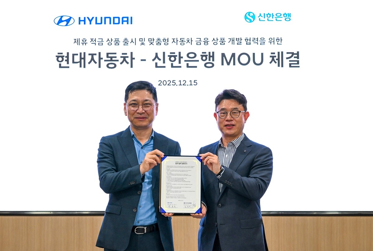 15일 '현대자동차-신한은행 제휴 적금 상품 출시 및 맞춤형 자동차 금융 상품 개발 협력을 위한 업무협약' 체결식에서 장호식 신한은행 CIB그룹장(오른쪽)과 김승찬 현대차 국내사업본부장이 기념 촬영하는 모습. / 신한은행