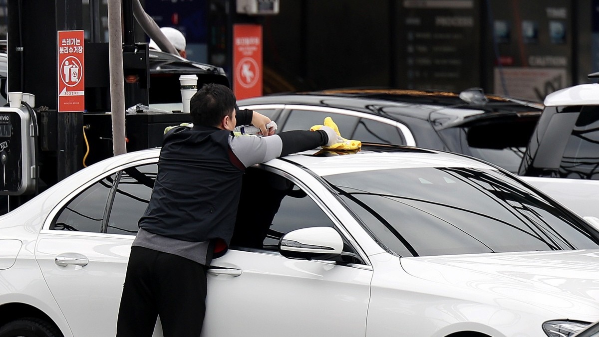 한 시민이 차량의 묵은때를 청소하고 있다. 기사의 이해를 돕기 위한 사진 / 뉴스1