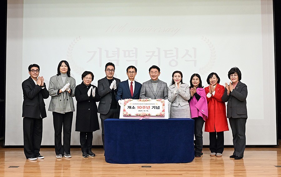 김동근 시장이 12월 15일 (사)의정부시어린이식생활안전관리센터의 개소 10주년 기념식에서 참석자들과 기념사진을 찍고 있다