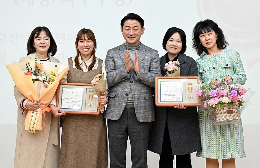 김동근 시장이 12월 15일 (사)의정부시어린이식생활안전관리센터의 개소 10주년 기념식에서 센터 직원들에게 표창장을 수여한 뒤 함께 기념사진을 찍고 있다