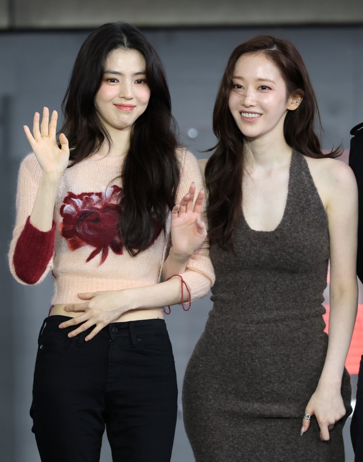 배우 한소희(왼)와 전종서(오)의 다정한 모습. / 뉴스1