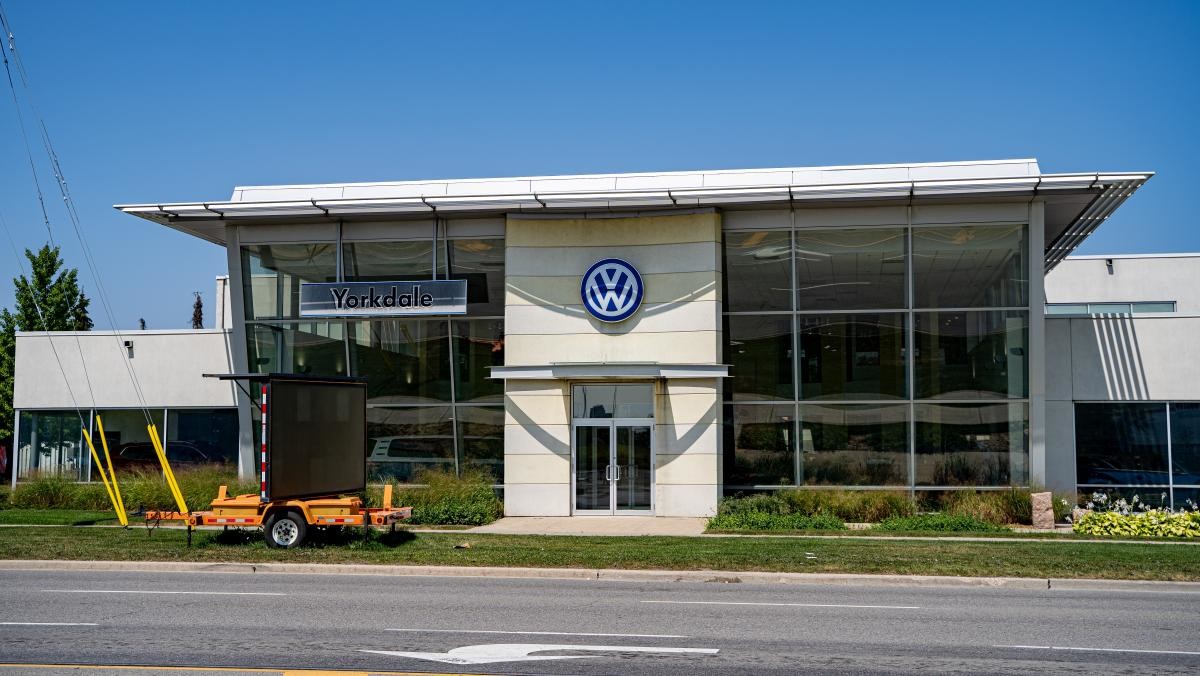 캐나다 토론토의 한 폭스바겐 자동차 판매점. / Erman Gunes-shutterstock.com