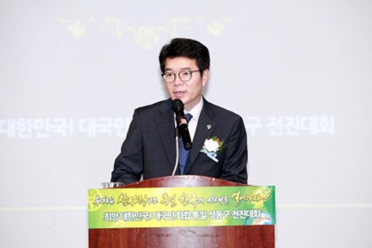 정원오 서울 성동구청장이 2017년 6월 27일 서울 성동구 청소년수련관에서 진행된 '대국민 화합통일 전진대회'에서 축사하고 있는 모습. 이 행사는 통일교 본부교구가 주관한 것으로 알려졌다. / 안철수 의원 페이스북·세계평화통일가정연합 홈페이지