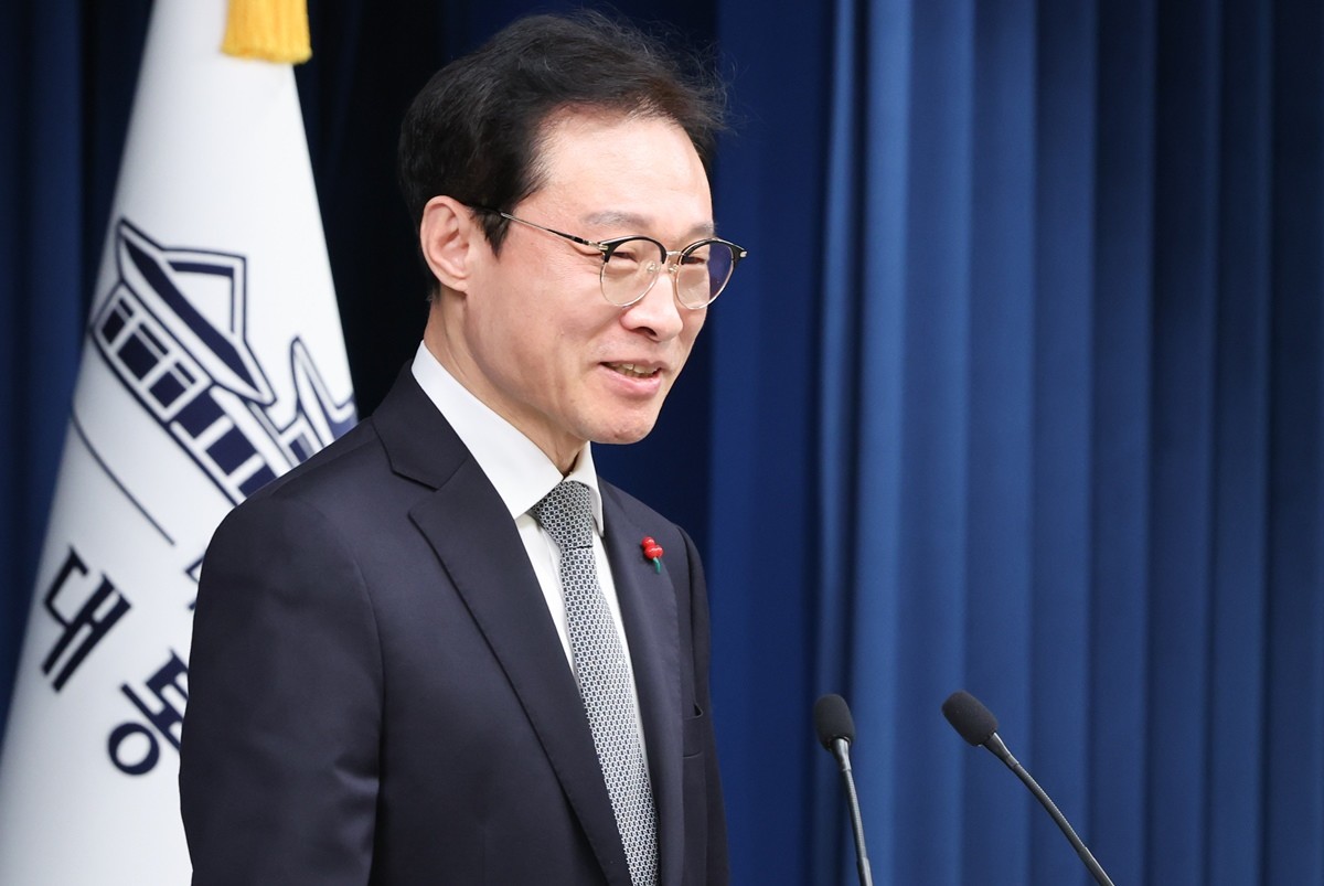 이규연 대통령실 홍보소통수석 자료 사진. 이규연 수석은 이재명 대통령이 최근 업무보고에서 이학재 인천국제공항공사 사장을 질타한 것과 관련해 입장을 밝혔다. 이 수석은 '잘못하고 있는 부분에 대해 잘하라고 얘기를 한 것이지, 다른 의도가 있었던 것이 아니다'라고 설명했다. 이규연 수석은 16일 SBS 라디오 '김태현의 정치쇼' 인터뷰에서 '엑스레이 검색대 등을 공항이 관리하는데 이학재 사장이 마치 이와 관련된 일에 대해 자신의 업무가 아닌 것처럼 얘기했기 때문에 그 부분을 지적한 것'이라며 이렇게 언급했다. / 뉴스1