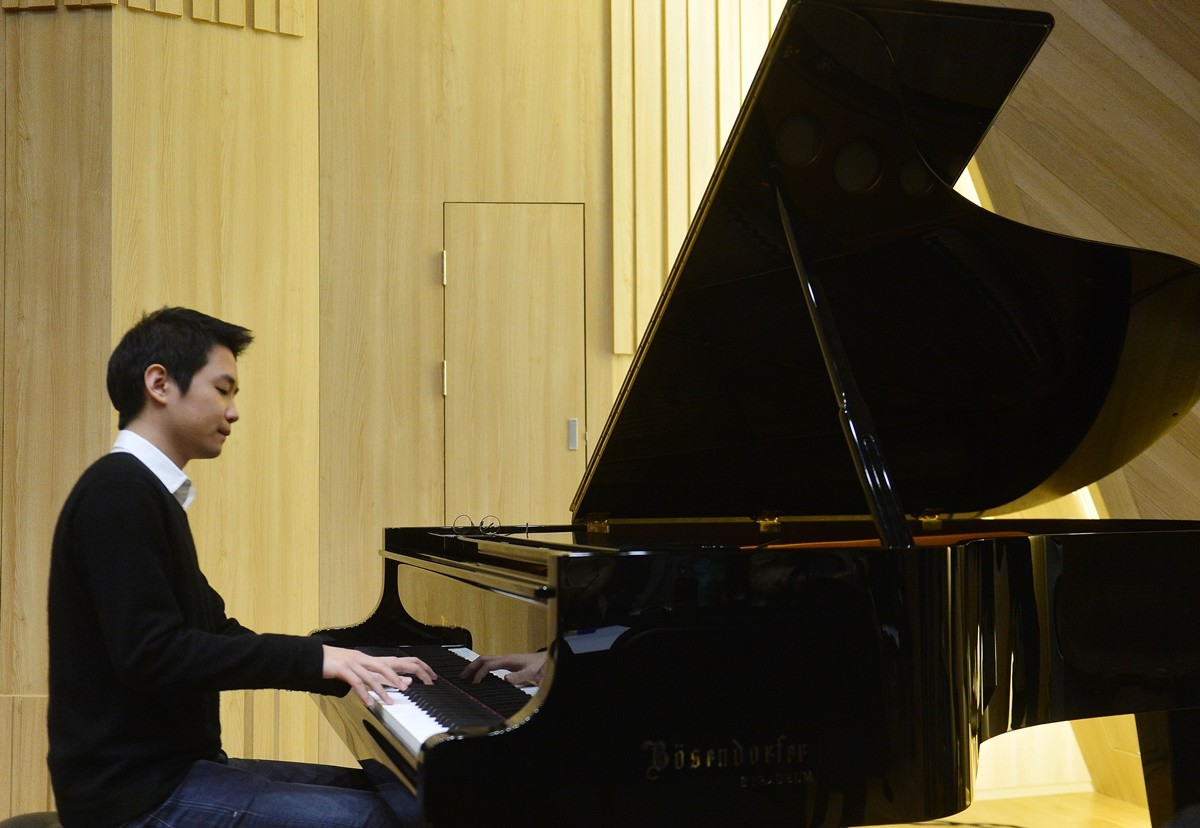 기자간담회에서 피아노 연주 중인 임동혁 / 뉴스1