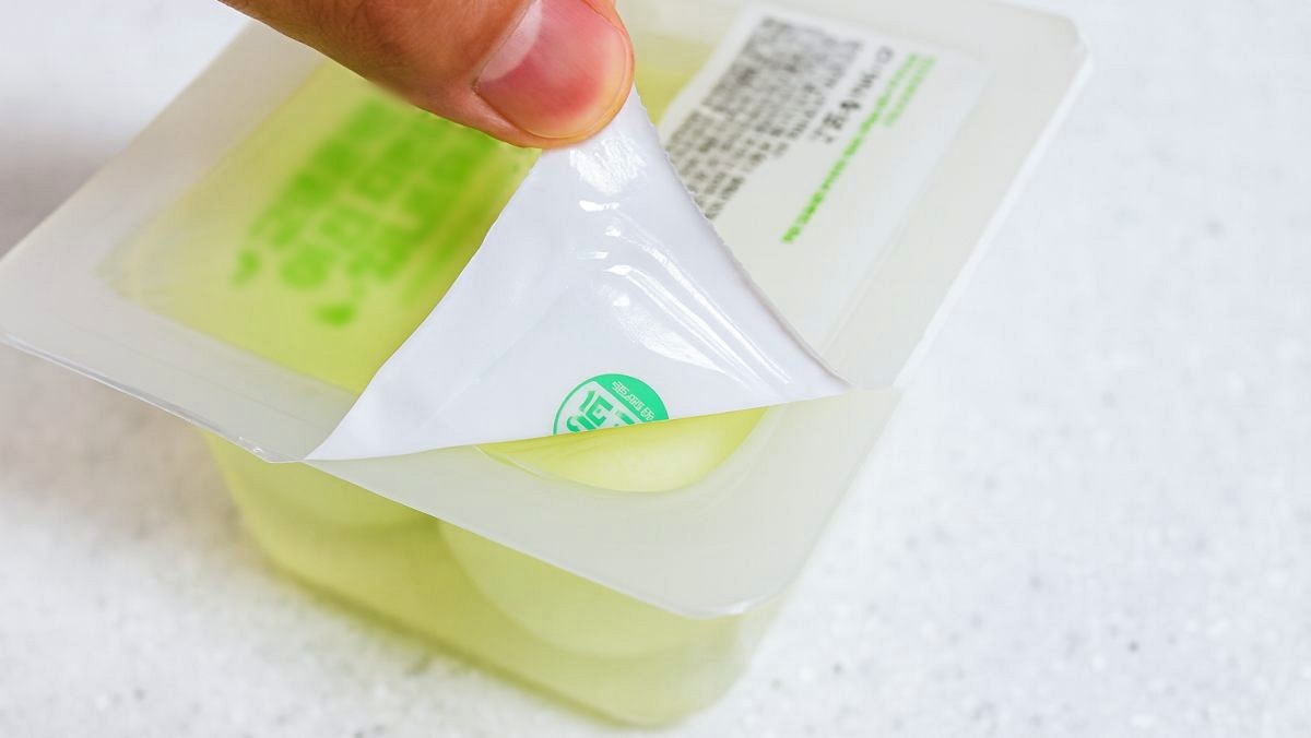 '치킨무 국물 안 쏟고 뜯는 비법은?!' 기사 내용을 바탕으로 제작한 자료사진.