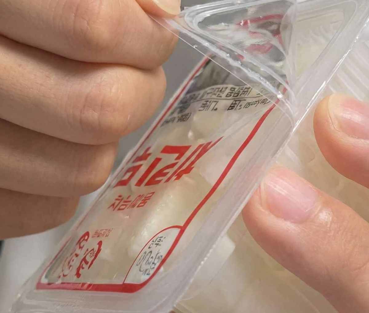 치킨무를 이렇게 기울여서 뜯으면 국물 쏟을 일이 없다. 기사 내용을 바탕으로 제작한 자료사진.