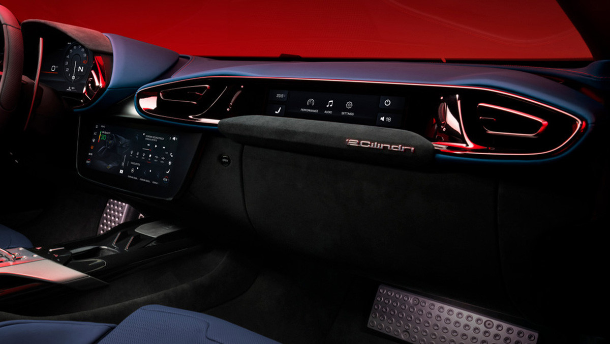 페라리 12 칠린드리의 디스플레이. 기사와는 관련 없는 사진. / 페라리