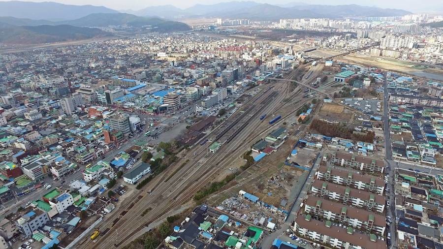 도시재생 후보지로 신청한 옛 경주역 부지 전경. 철도 이전 이후 장기간 활용되지 못했던 폐역 부지가 국가 주도 도시재생 시범지구로 탈바꿈할 수 있을지 주목된다./경주시