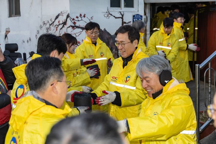 온기가득 사랑의 연탄나눔 행사에서 함진규 한국도로공사 사장과 임직원들이 봉사활동을 하고 있다.