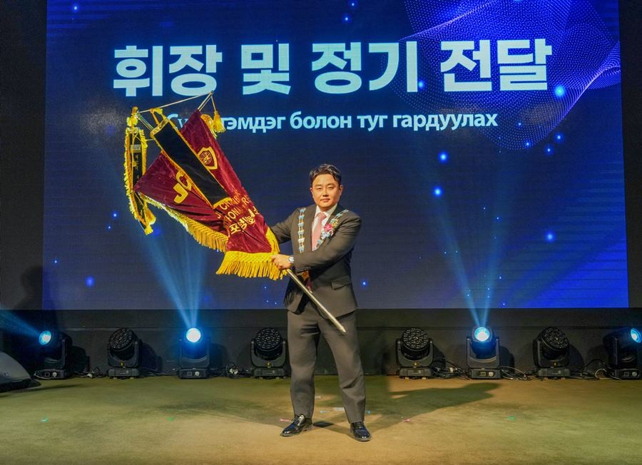 신임 김성창 회장이 북포항청년회의소 깃발을 힘차게 흔들고 있다 / 북포항청년회의소 제공