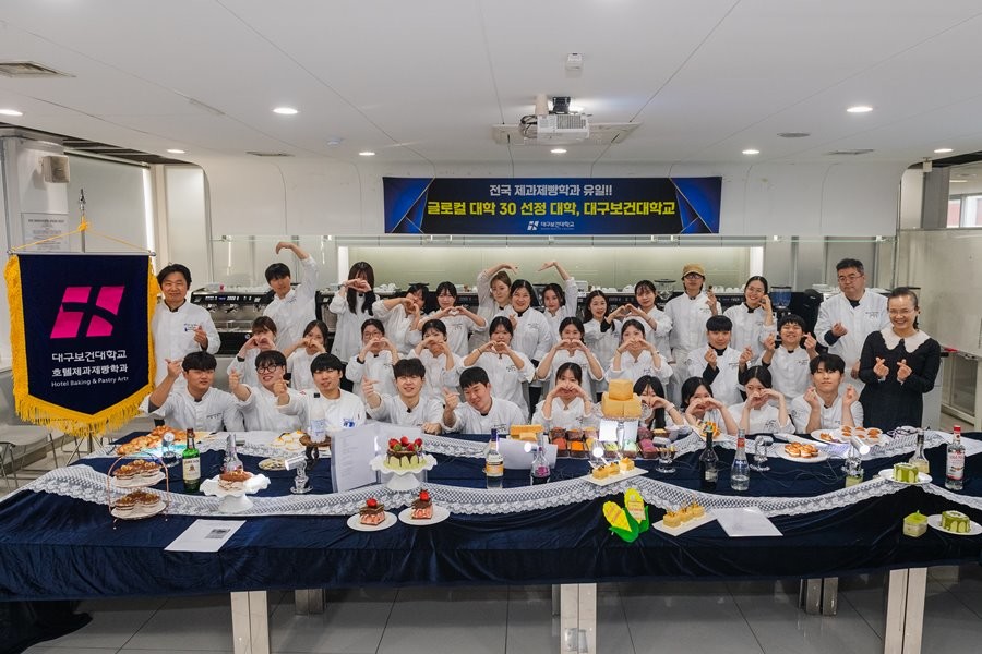 지난 11일 대구보건대 미래관 베이커리카페실습실에서 호텔제과제빵학과 2학년을 대상으로 진행된 ‘캡스톤 디자인 메뉴 R&D 경진대회’를 마치고 참여자들이 기념촬영을 하고 있다. / 대구보건대 제공