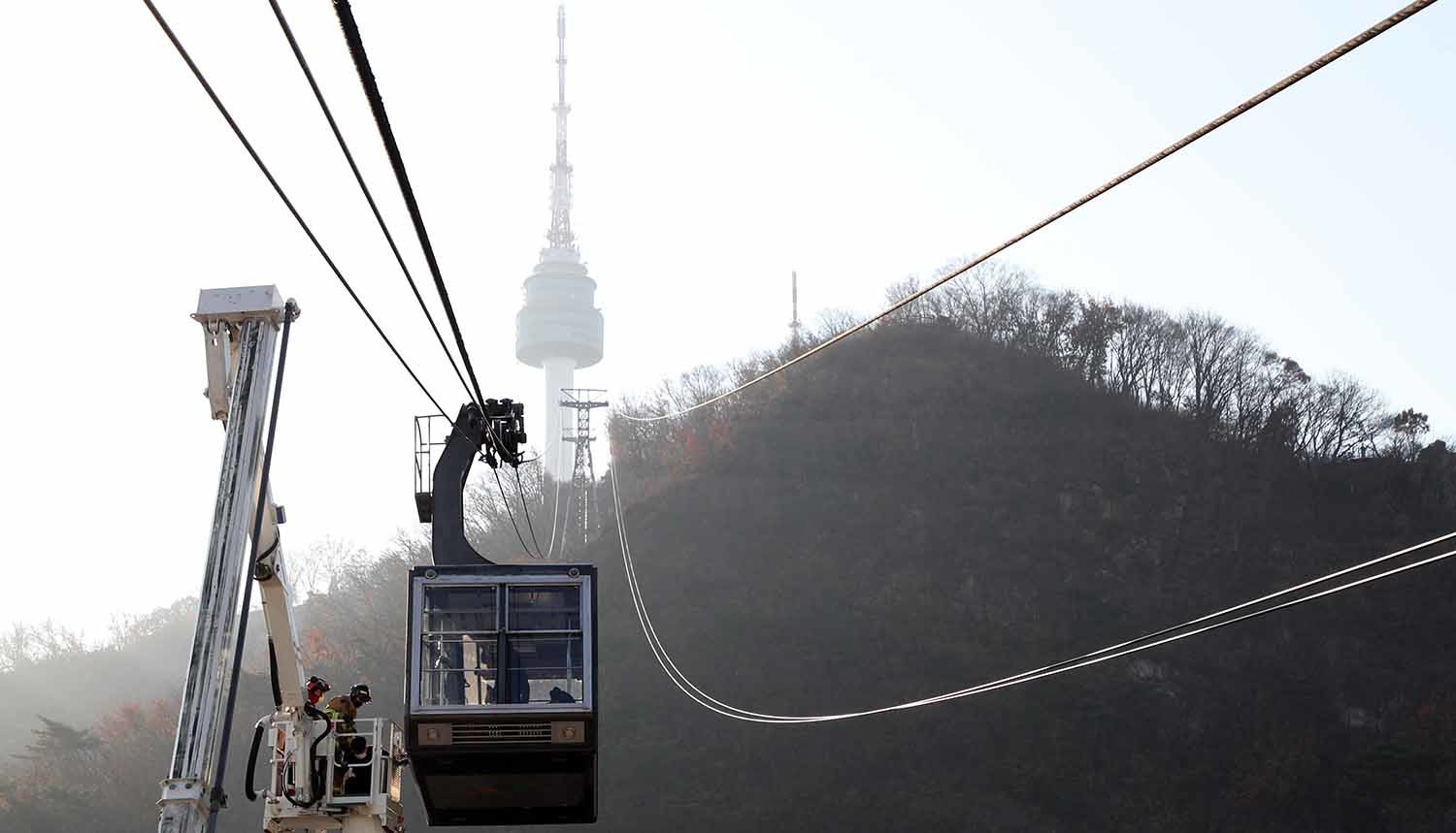 서울 중부소방서 구조대원들이 서울 중구 남산 케이블카에서 사고대비 인명구조 훈련을 하고 있다. / 뉴스1 자료사진