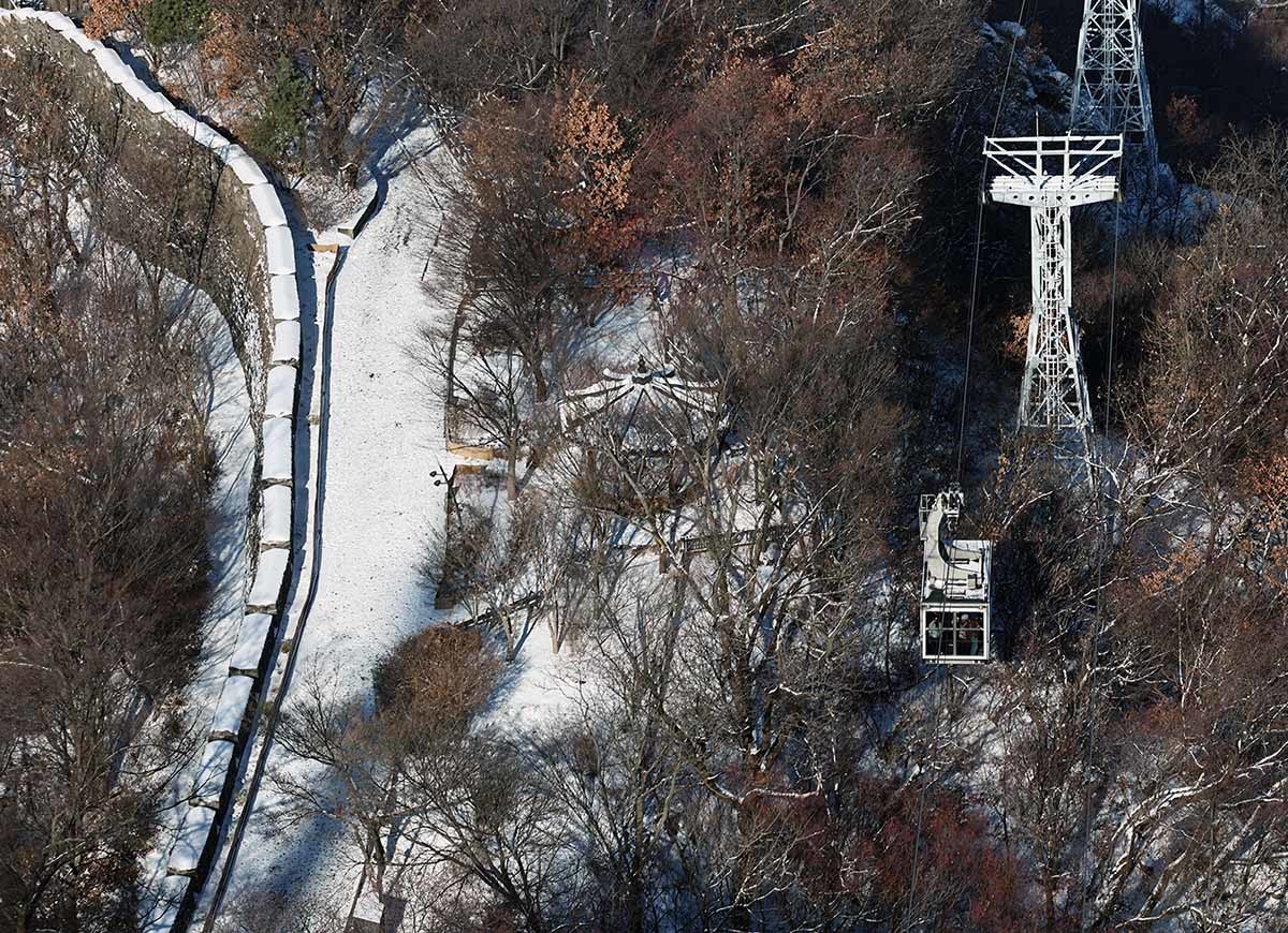 지난 5일 오전 서울 남산 케이블카가 눈 쌓인 산등성이를 지나고 있다. / 뉴스1