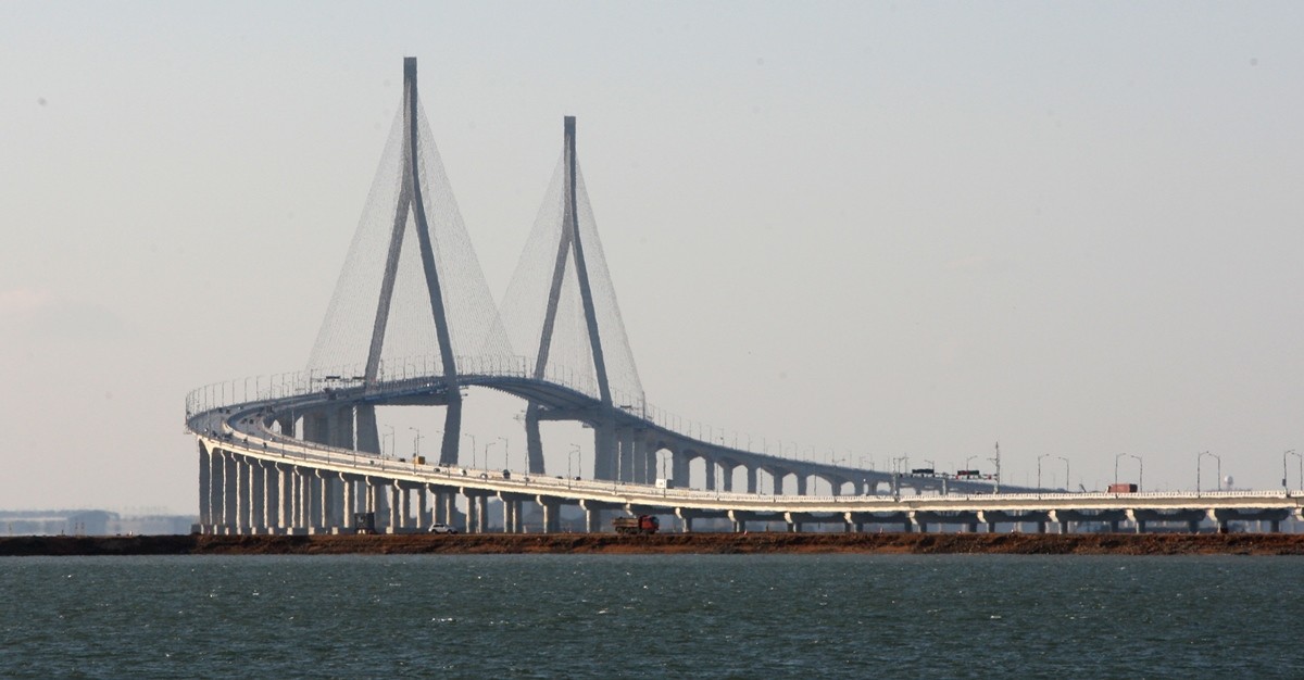 인천대교 모습. 기사 이해를 돕기 위한 자료 사진. 국토교통부는 12일 18일 오전 0시부터 인천 영종도와 송도국제도시를 잇는 인천대교 통행료가 인하된다고 16일 밝혔다. 국토교통부에 따르면 인천대교의 통행료는 소형(승용차, 2.5톤 미만 화물차)은 5500원에서 2000원으로 내린다.      / 연합뉴스