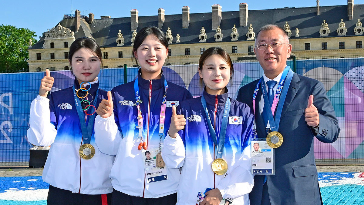 2024 파리올림픽 양궁 국가대표 선수단과 기념 사진 촬영 중인 정의선 현대차그룹 회장 겸 대한양궁협회 회장. / 현대자동차