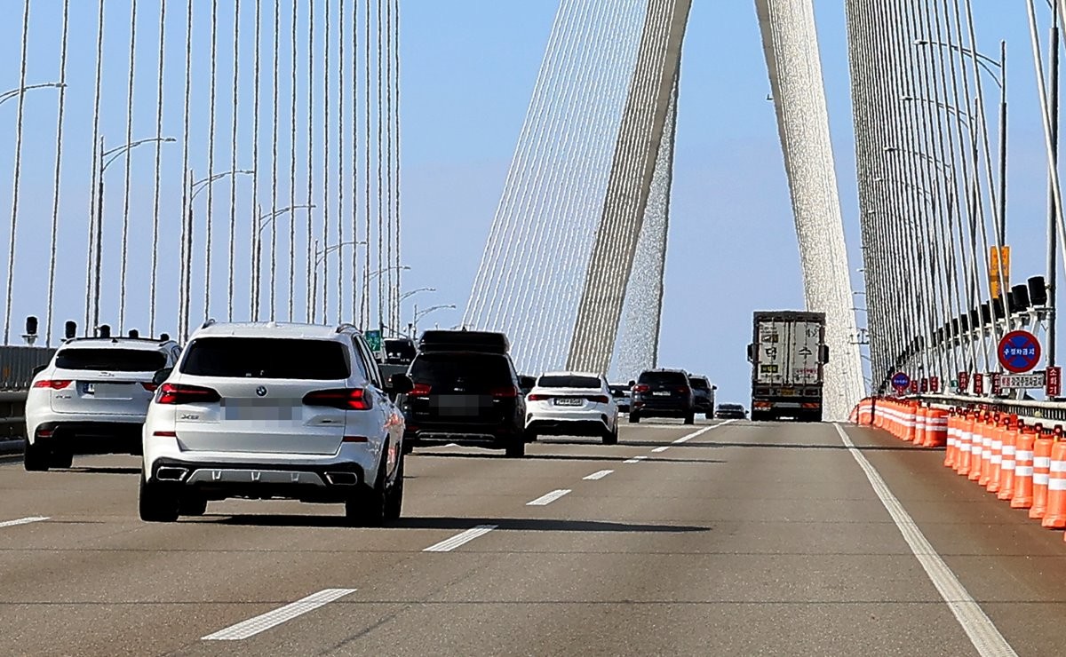 인천대교 모습. 기사 이해를 돕기 위한 자료 사진. 국토교통부는 12일 18일 오전 0시부터 인천 영종도와 송도국제도시를 잇는 인천대교 통행료가 인하된다고 16일 밝혔다. 국토교통부에 따르면 인천대교의 통행료는 소형(승용차, 2.5톤 미만 화물차)은 5500원에서 2000원으로 내린다. / 연합뉴스