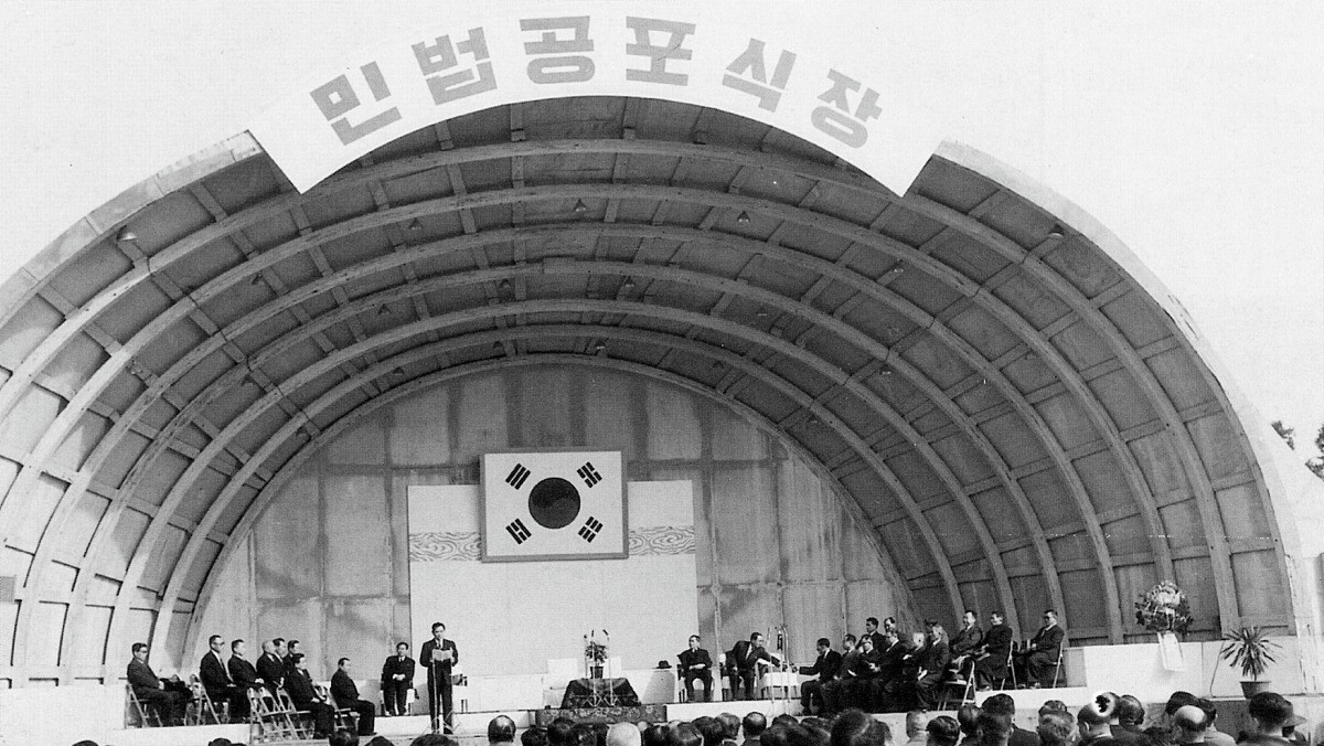1958년 2월 22일 동성동본 결혼등의 조항을 개정한 새로운 민법 공포식 자료 사진 / 연합뉴스