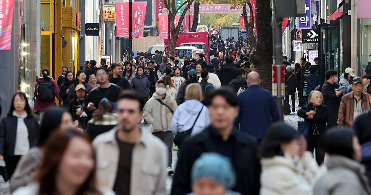 서울 명동 거리가 외국인 관광객들로 붐비고 있다 / 뉴스1