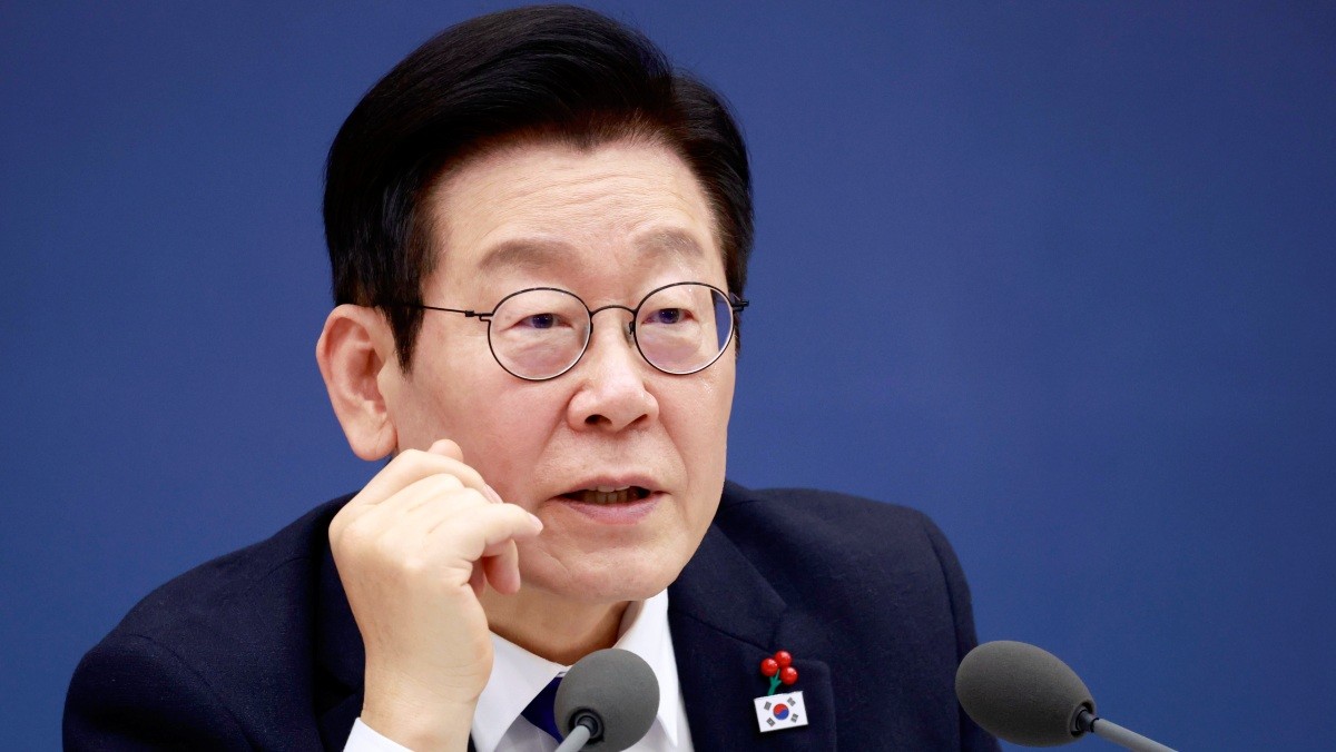 이재명 대통령이 16일 정부세종컨벤션센터에서 열린 보건복지부(질병관리청)·식품의약품안전처 업무보고에서 정은경 복지부 장관에게 질문하고 있다. / 대통령실통신사진기자단 - 연합뉴스