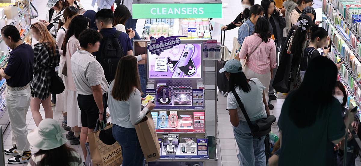 서울 중구 명동의 한 뷰티 매장에서 외국인 관광객들이 화장품을 둘러보고 있다 / 뉴스1