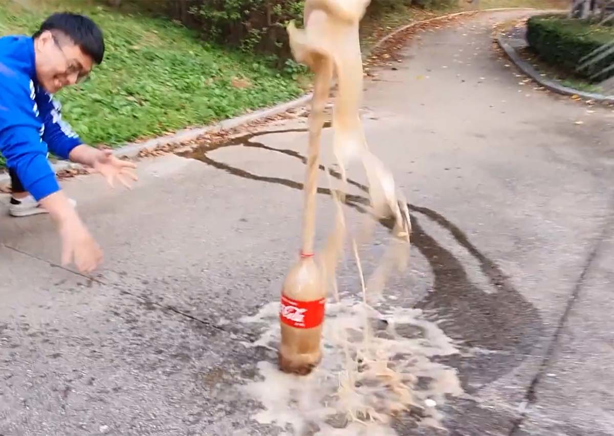 멘토스를 투입하자 콜라 거품이 폭발하고 있다. / '슈뻘맨 [슈퍼 뻘짓 도전기]' 유튜브 채널