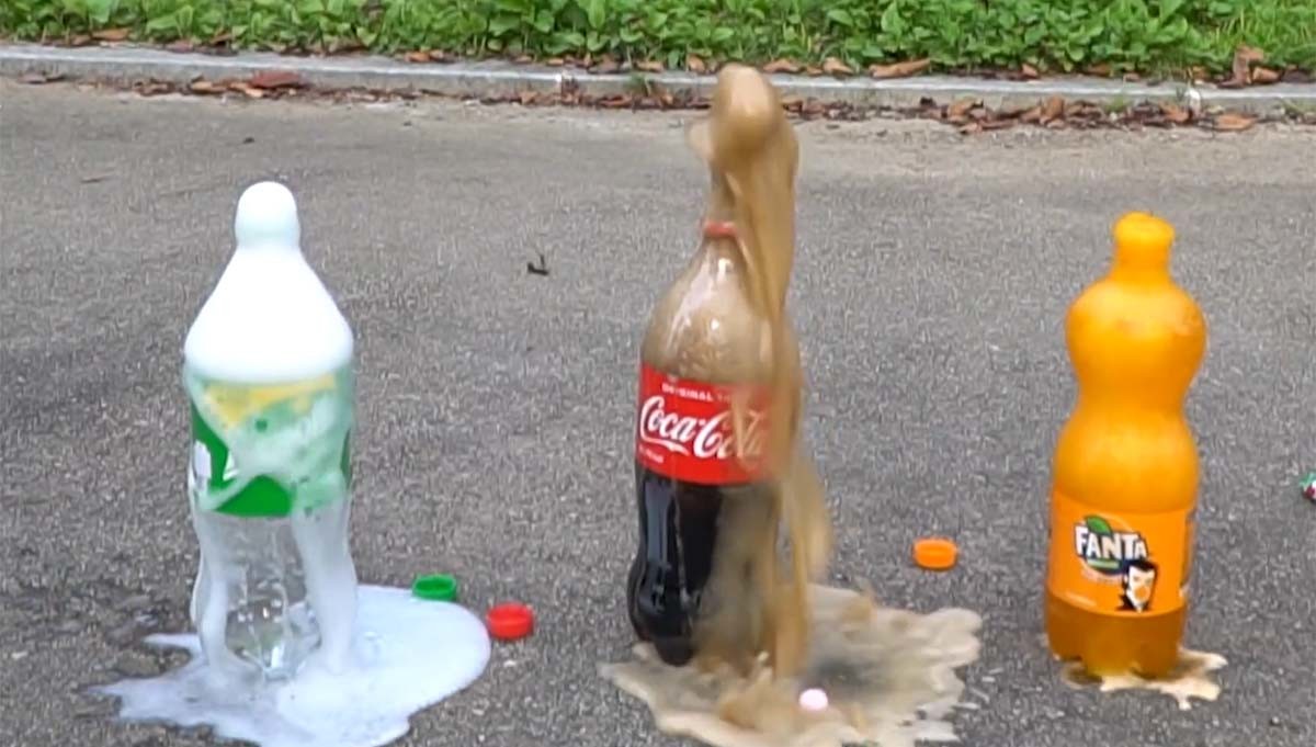 멘토스를 투입하자 탄산음료 거품이 분출하고 있다. / '슈뻘맨 [슈퍼 뻘짓 도전기]' 유튜브 채널