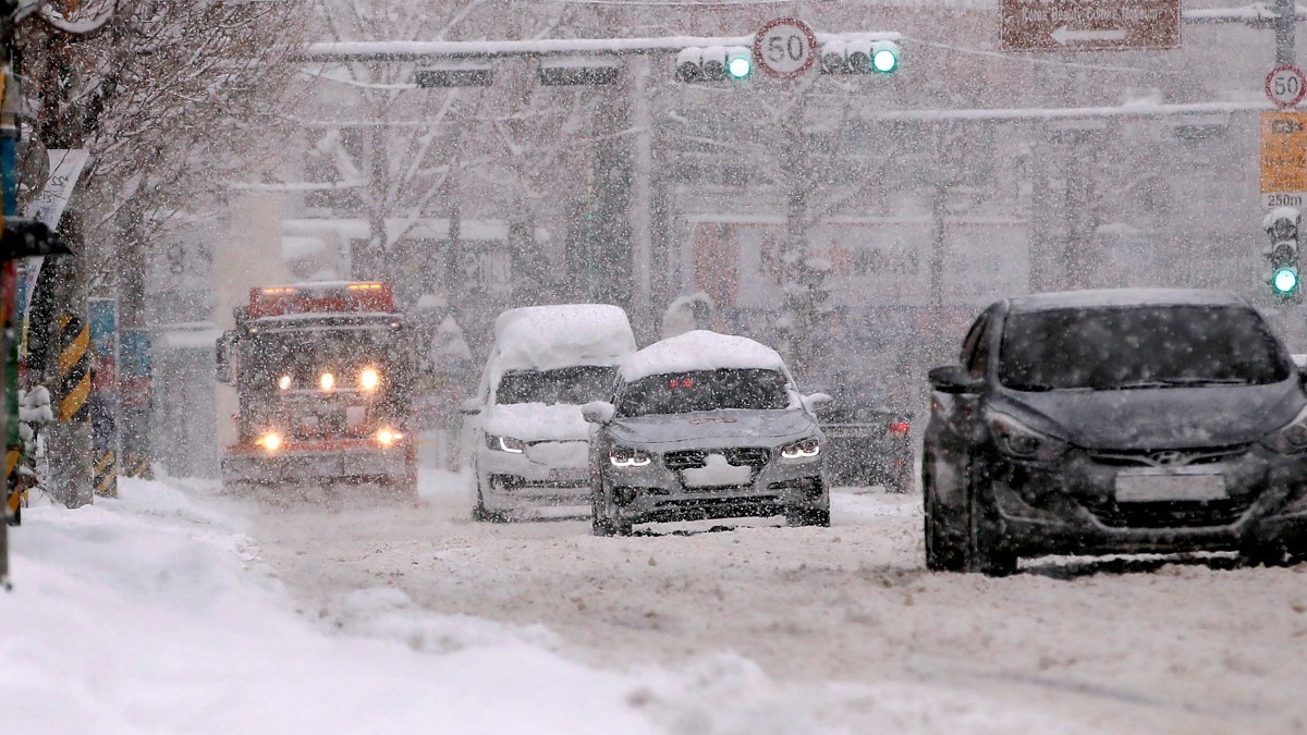 폭설로 서행하는 차들 / 뉴스1