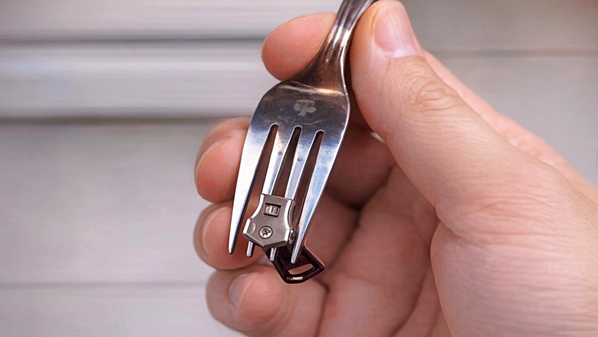 포크에 지퍼를 쏙 끼워보세요…왜 여태 이걸 몰랐을까요' 기사 내용을 바탕으로 제작한 자료사진.