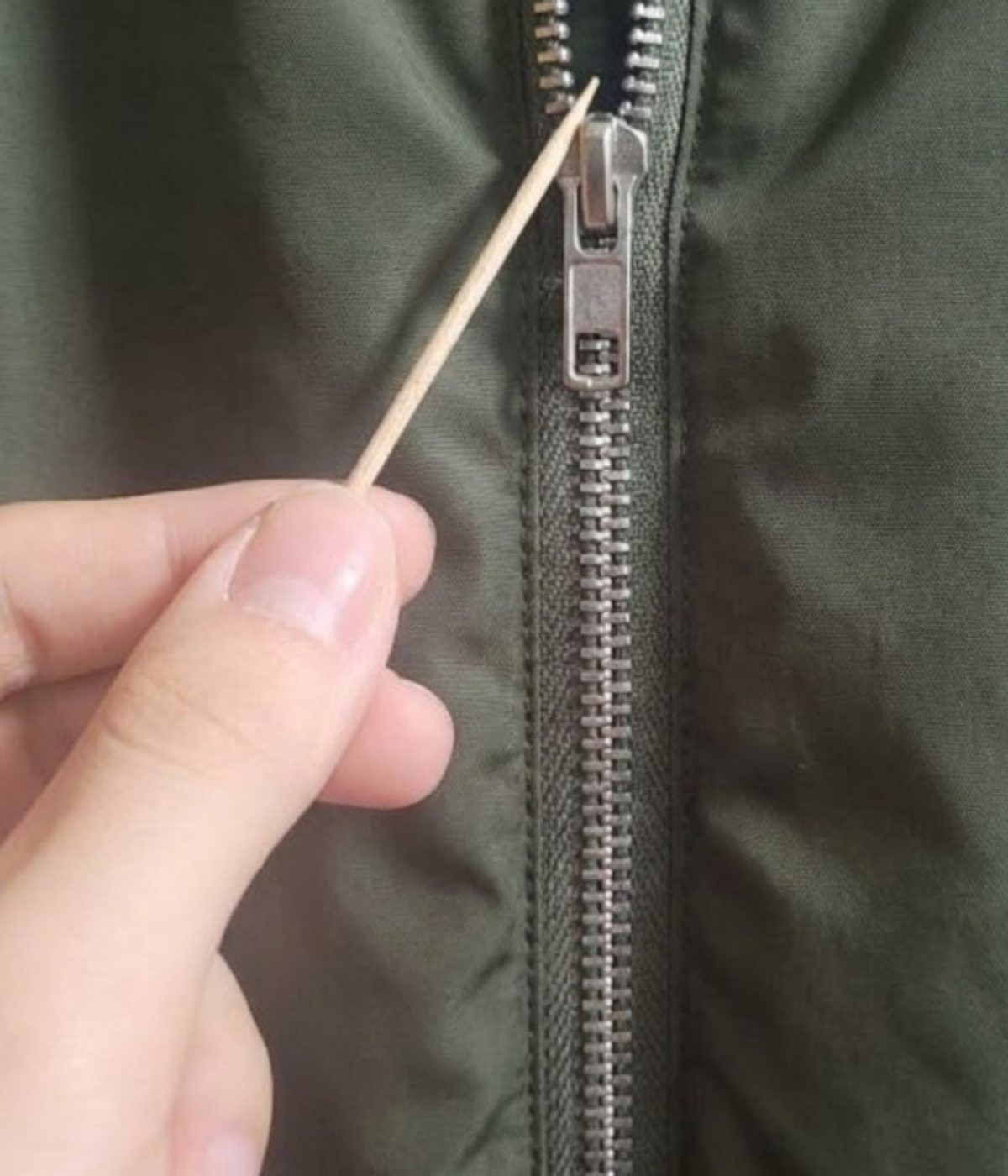 고장 난 지퍼 고칠 때 유용하게 쓰이는 이쑤시개. 기사 내용을 바탕으로 제작한 자료사진.