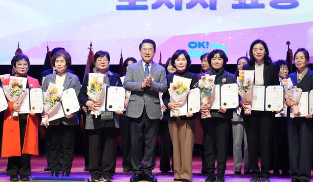 김영록 전라남도지사가 16일 도청 김대중강당에서 열린 ‘제28회 전라남도 여성대회’에 참석해 지역발전과 여성의 권익 신장에 기여한 유공자에게 표창장을 수여한 뒤 기념촬영을 하고 있다.