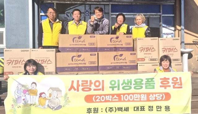어르신 위생용품 판매업체인 ㈜백세 정만용 대표가 나주시 영강동 효심요양원에 성인용 기저귀 20박스를 전달했다