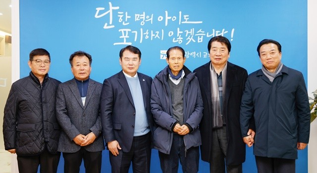 이정선 광주시교육감(왼쪽 3번째)가 15일 교육감실에서 진행한 ‘교육감-산업단지 대표’ 간담회에서 광주 지역 4개 산업단지 협의회 회장단과 함께 간담회 후 기념사진을 촬영하고 있다. / 광주시교육청 제공