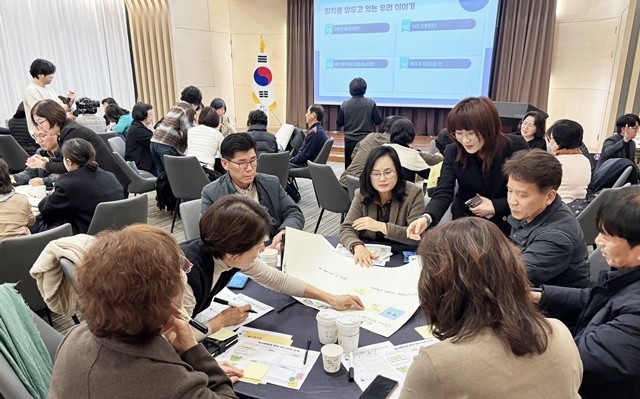 퇴직 예정 교직원들이 사회참여 지원 연수 중 테이블 토론에 참여하여 퇴직 후 봉사활동 분야에 대한 토론을 하고 있다.