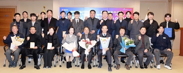 강기정 광주광역시장이 16일 오전 시청 비즈니스룸에서 열린 광주명장·기술장 등 인증서 및 상패 수여식에 참석해 인증서 및 상패를 수여한 후 수상자들과 함께 기념촬영을 하고 있다. /광주광역시 제공