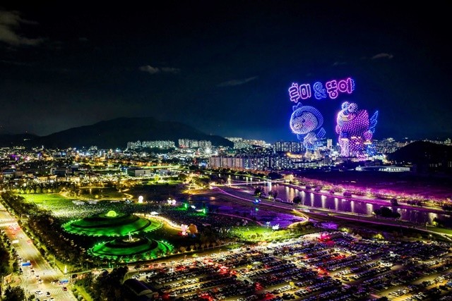 지난 10월 오천그린광장에서 열린 '올텐가'의 시그니처 캐릭터 드론쇼